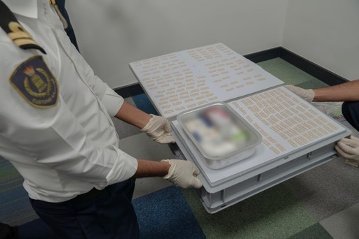 الجمارك: القبض على رجل وامرأة حاولا تهريب مواد مخدرة عبر مطار البحرين الدولي<